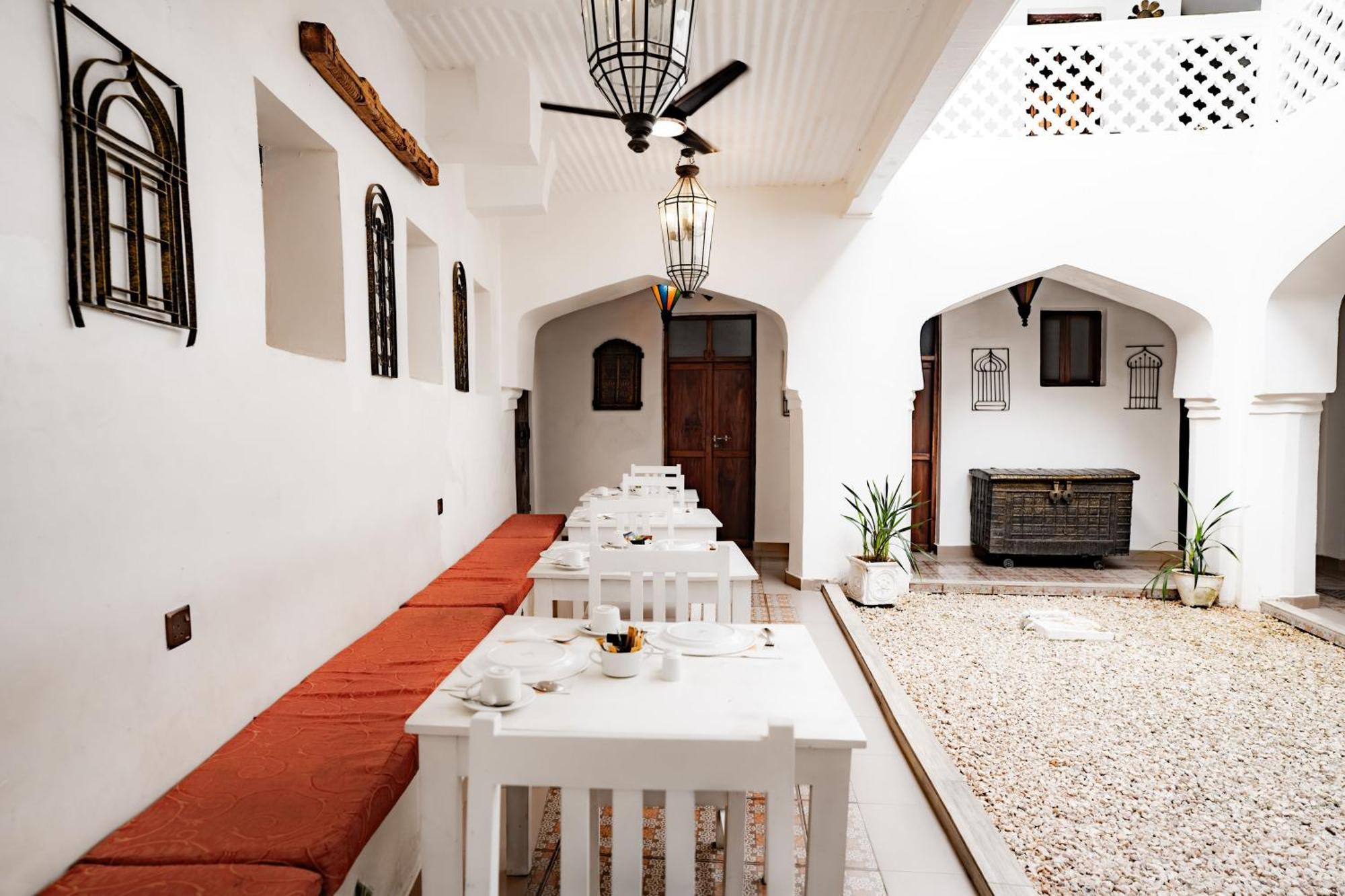Zanzi House Отель