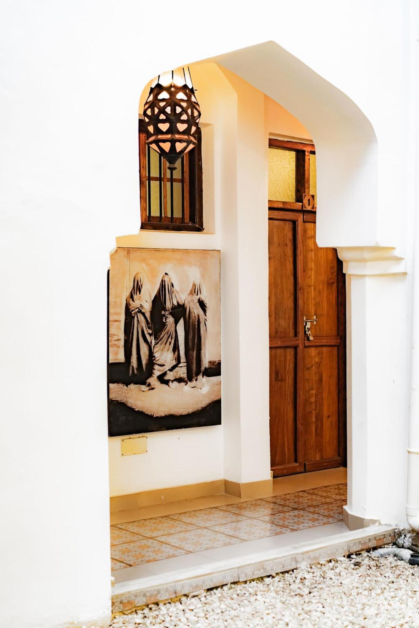 Zanzi House Отель